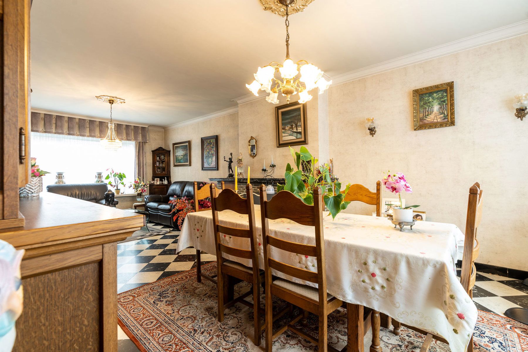 Halfopen gezinswoning met licht, structuur en potentieel foto 11