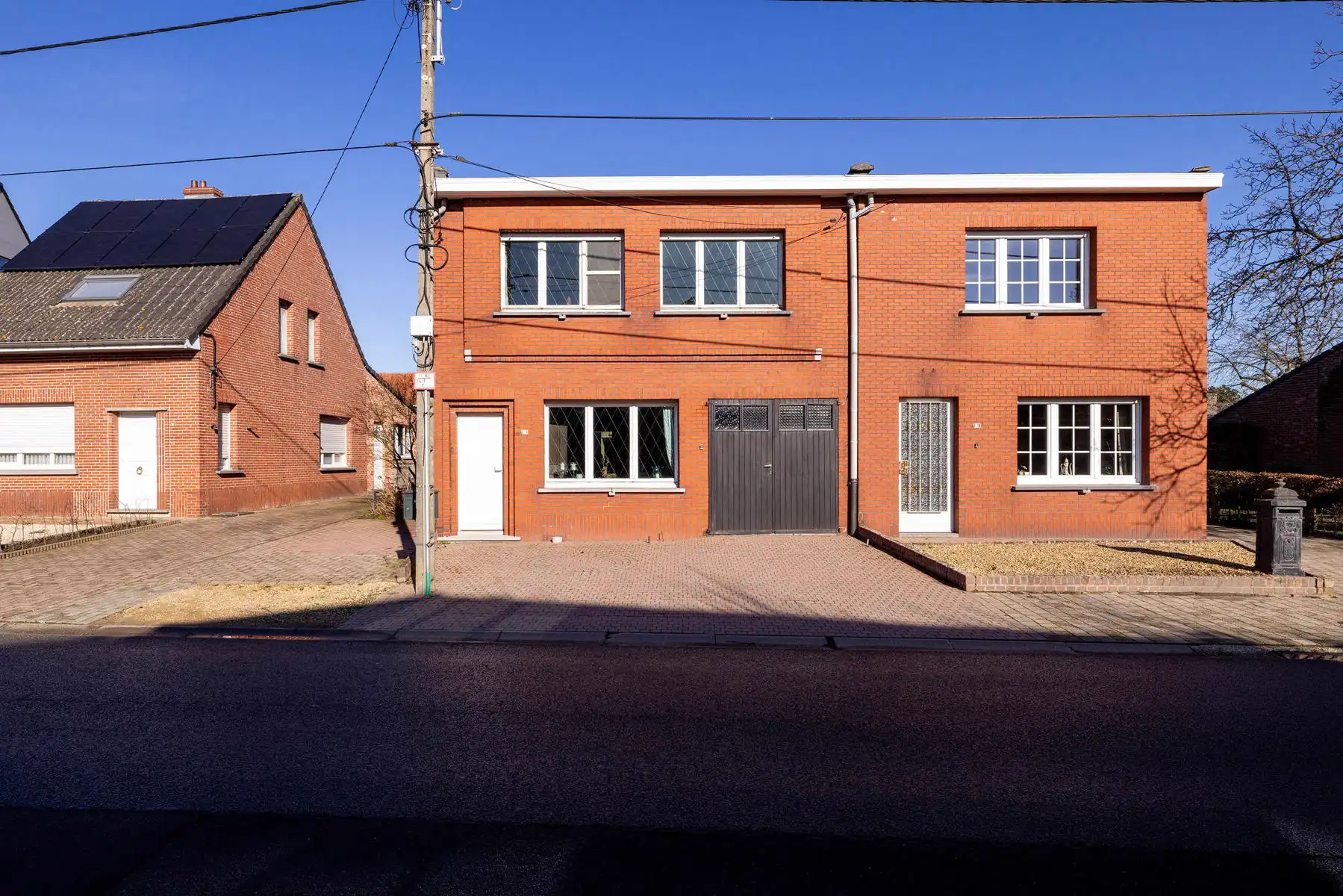 Hoofdfoto van de publicatie: Te renoveren woning met 3 slpk, inpandige garage en tuin