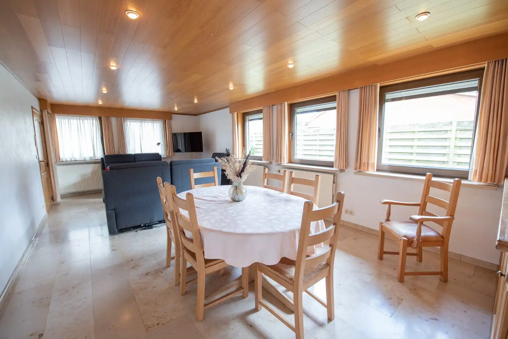 🎉 OPENDEUR zaterdag 13/06 🎉 Iedereen welkom van 12u t.e.m. 13u!   Rustig gelegen, goed onderhouden bungalow op 603 m² in Zulte foto 3