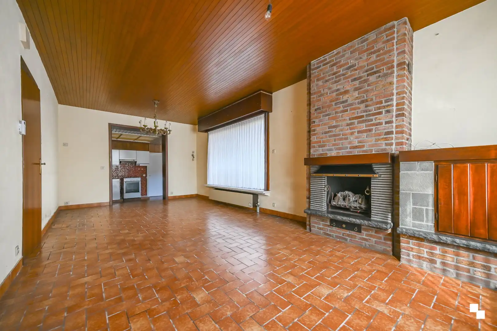 Totaal te renoveren woning met riante garage te Bosmolens foto 2