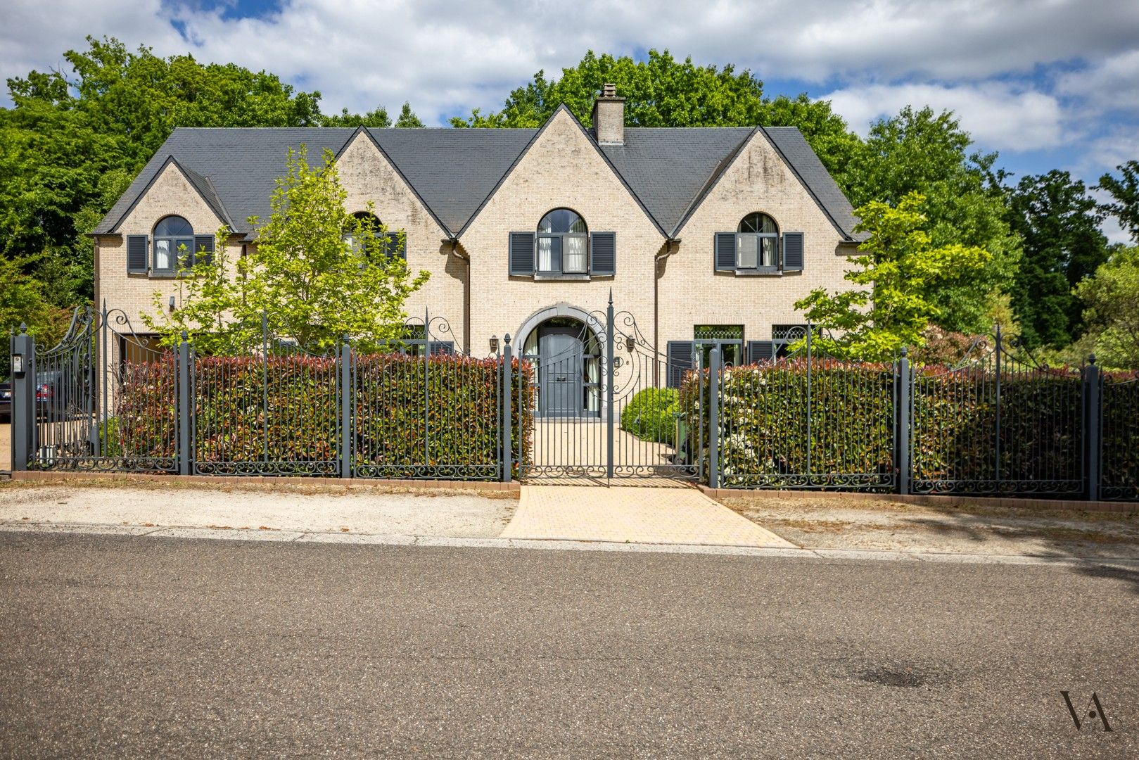 Zeer ruime klassieke villa op prachtig perceel in Hoog-Linden foto {{pictureIndex}}