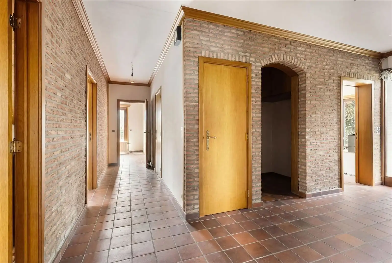 Villa op te frissen in hartje Pajottegem foto 12