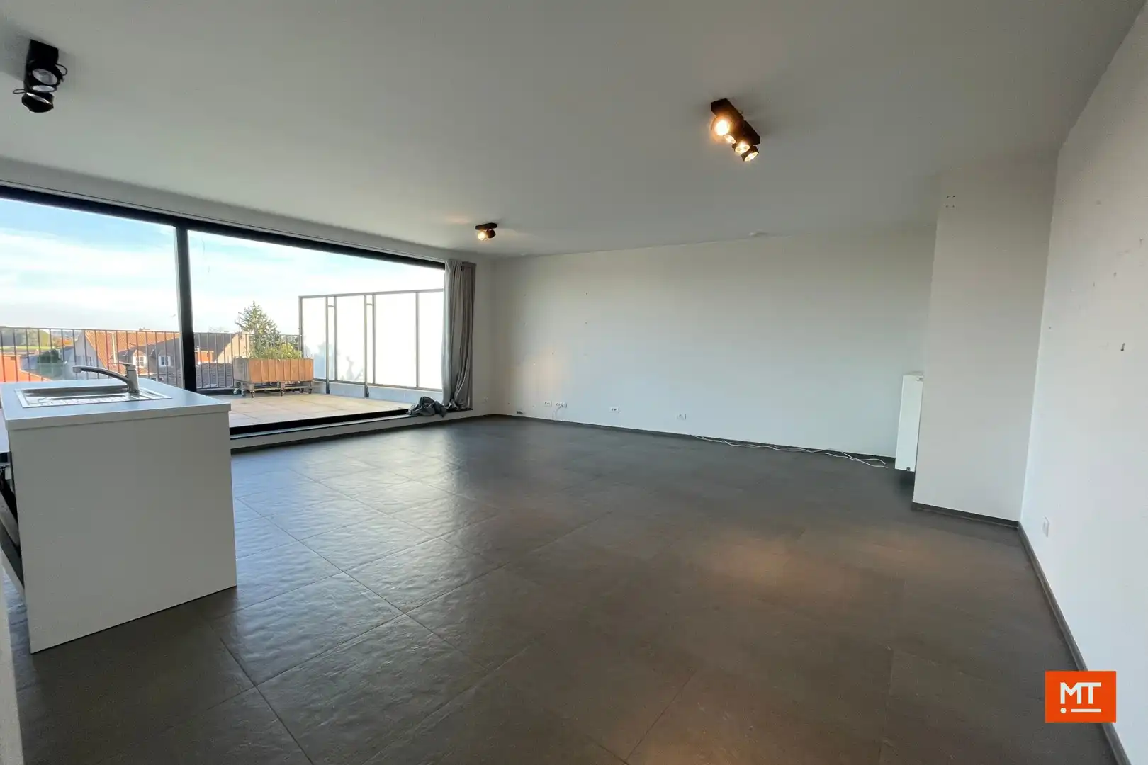 Duplex-appartement met 2 slaapkamers en ruim terras te Beselare foto 2