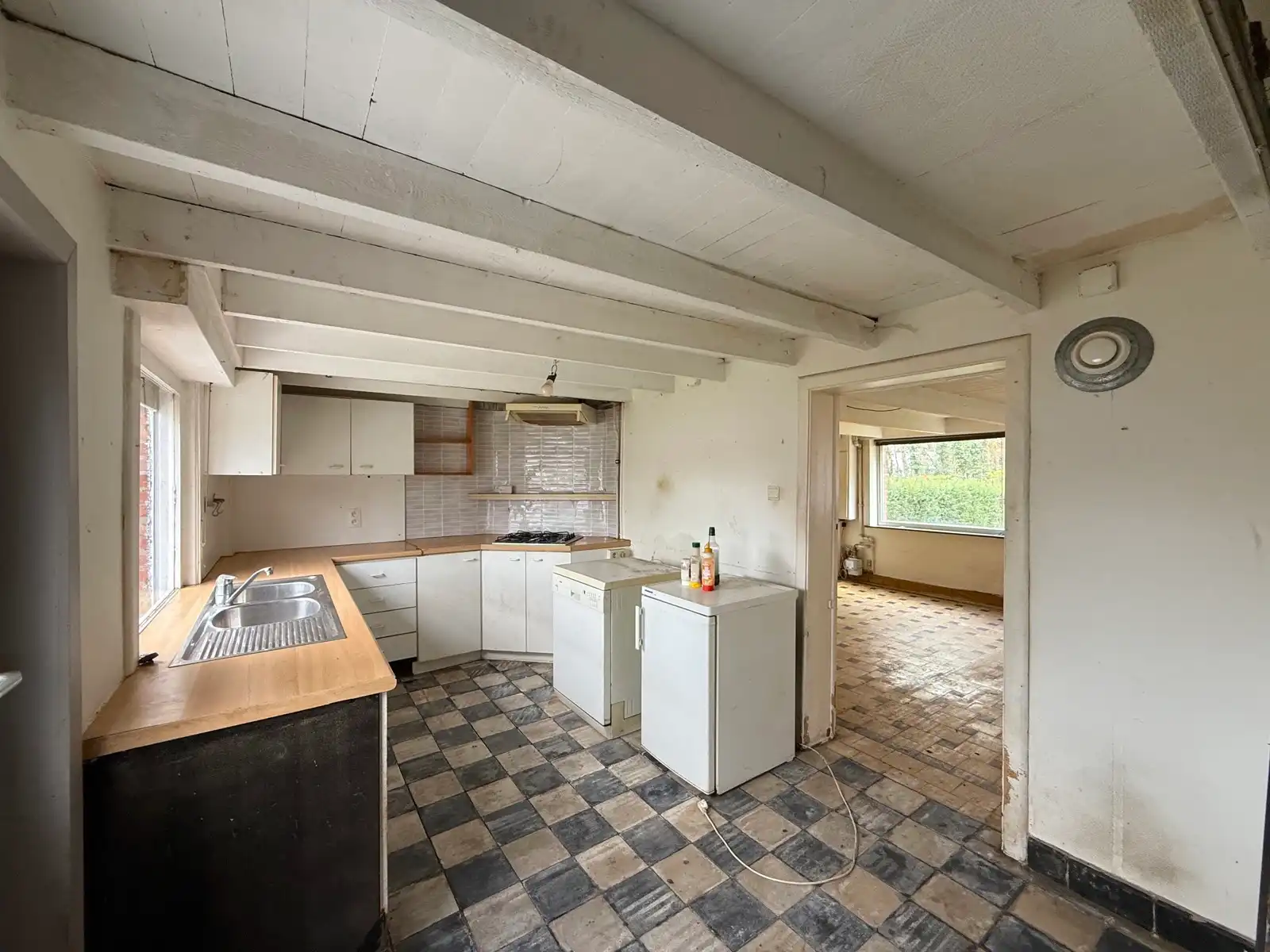 Te renoveren woning met 3 slaapkamers, garage en tuin foto 6