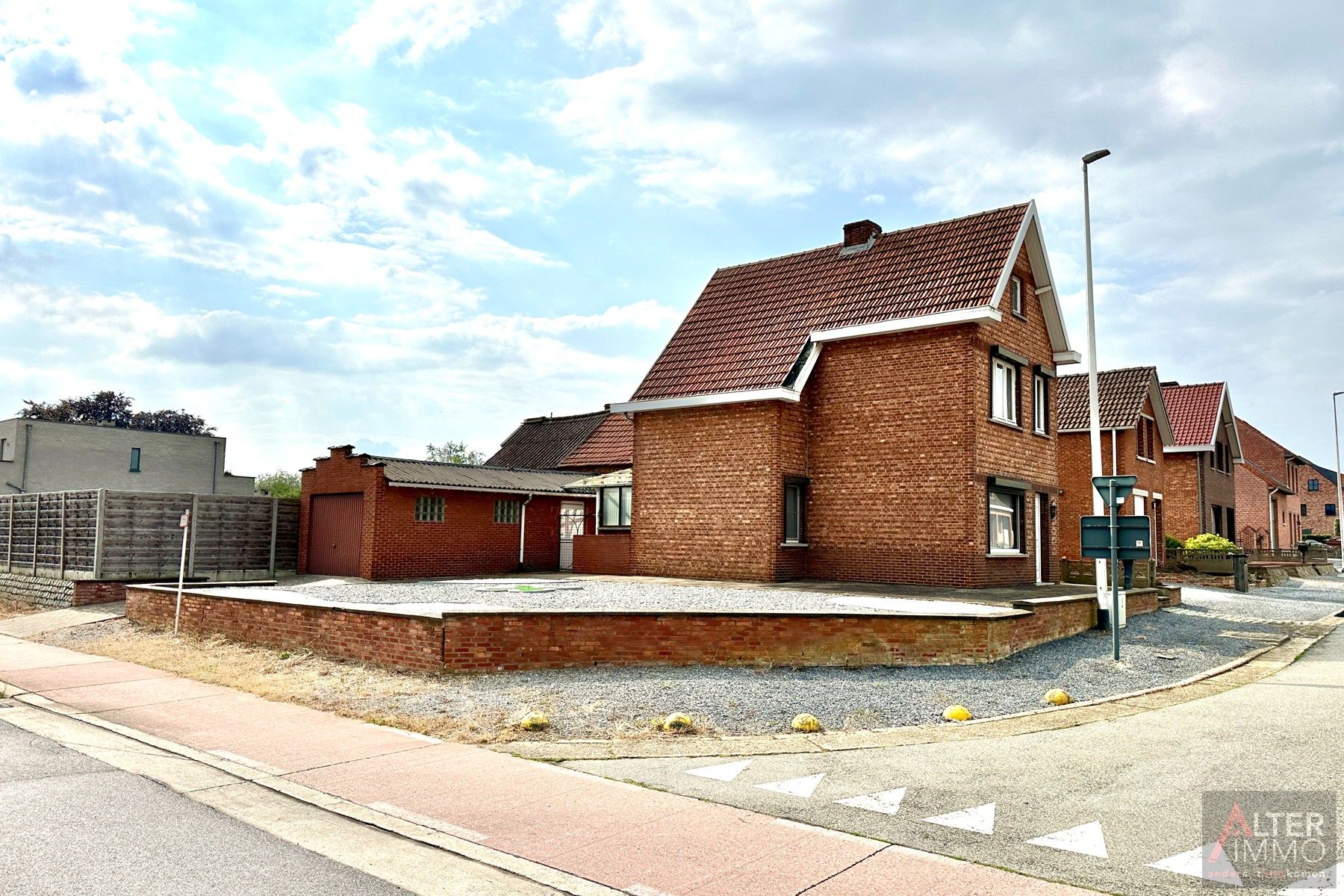 Te renoveren woning uit 1949 met achterbouw en garage op een hoekperceel van 5a 24ca. Deze open bebouwing ligt in een residentiële buurt. foto 2
