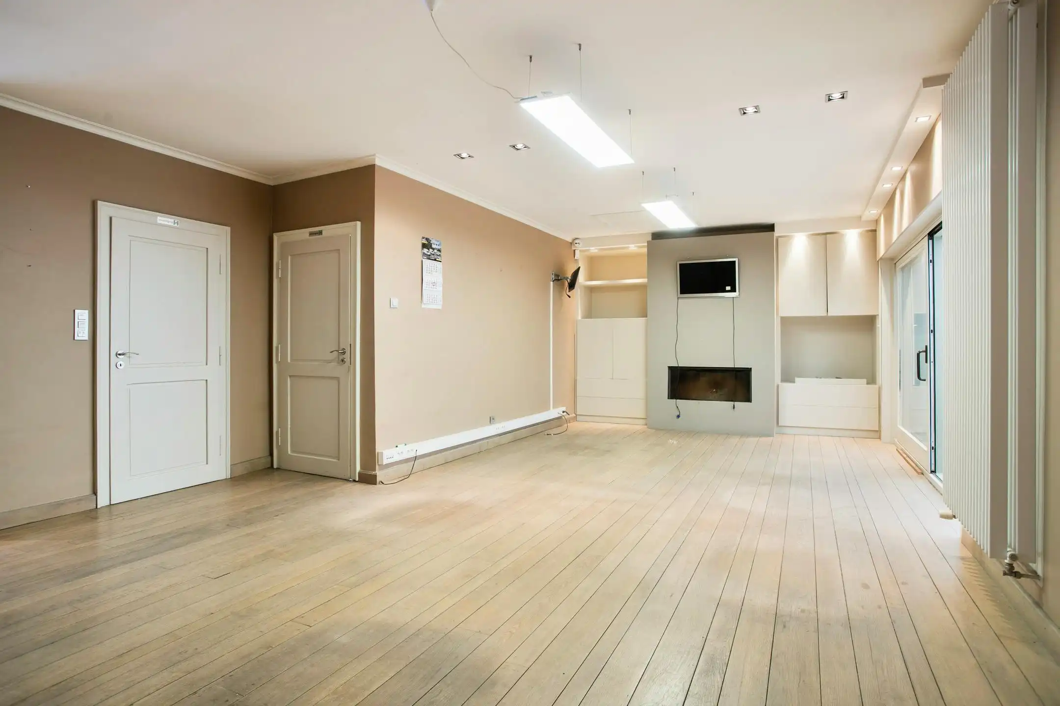 Magazijn van circa 1.285 m² met woning te koop in Bellegem foto 4