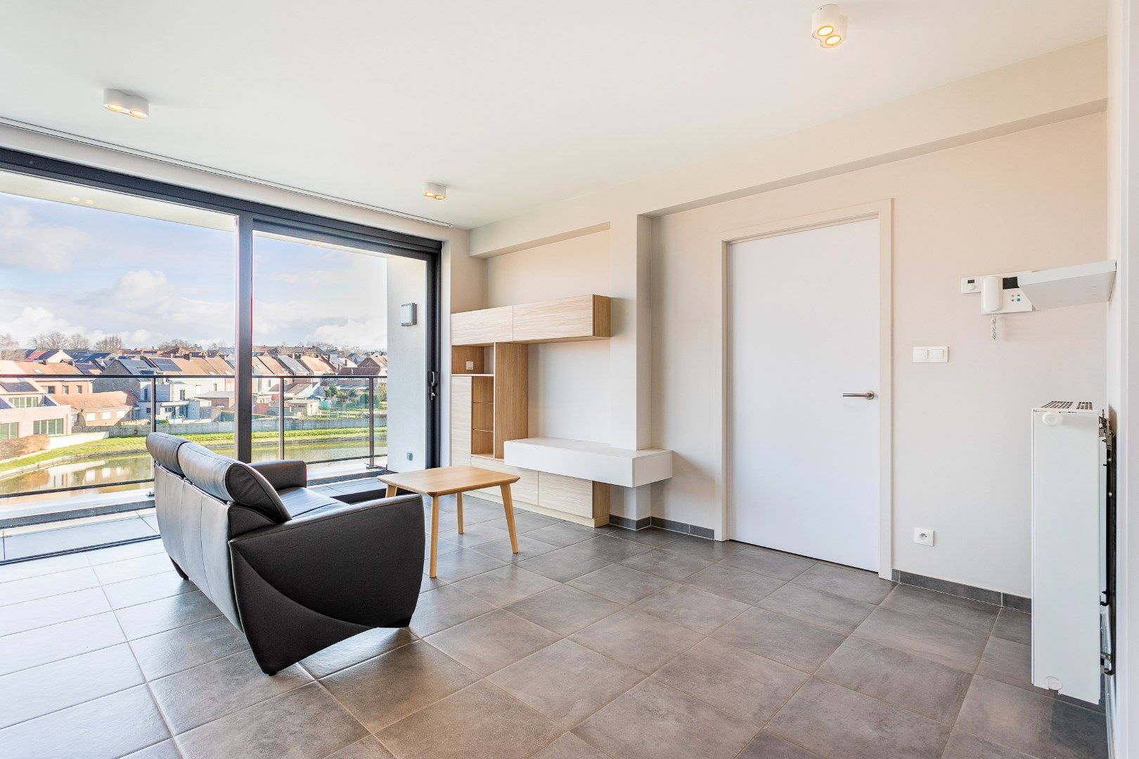 Moderne assitentiewoning met ruim terras en autostaanplaats foto 5