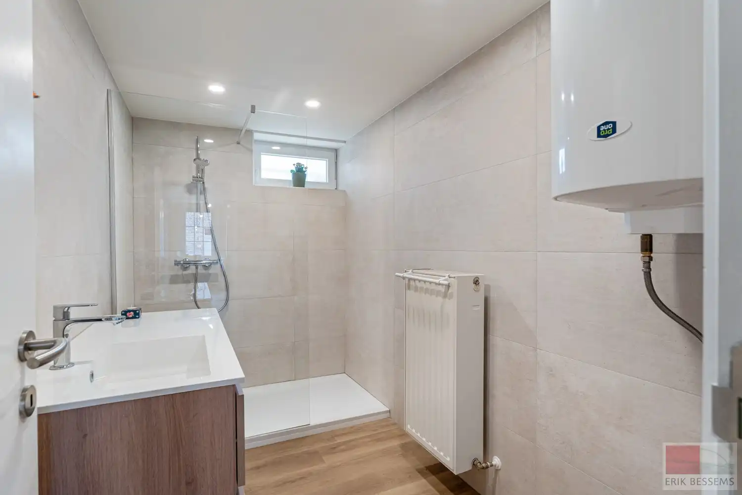 Gedeeltelijk gerenoveerde (vierkants)hoeve, met een potentieel woonoppervlakte van 547m² gelegen op een perceel van 1366m². foto 3