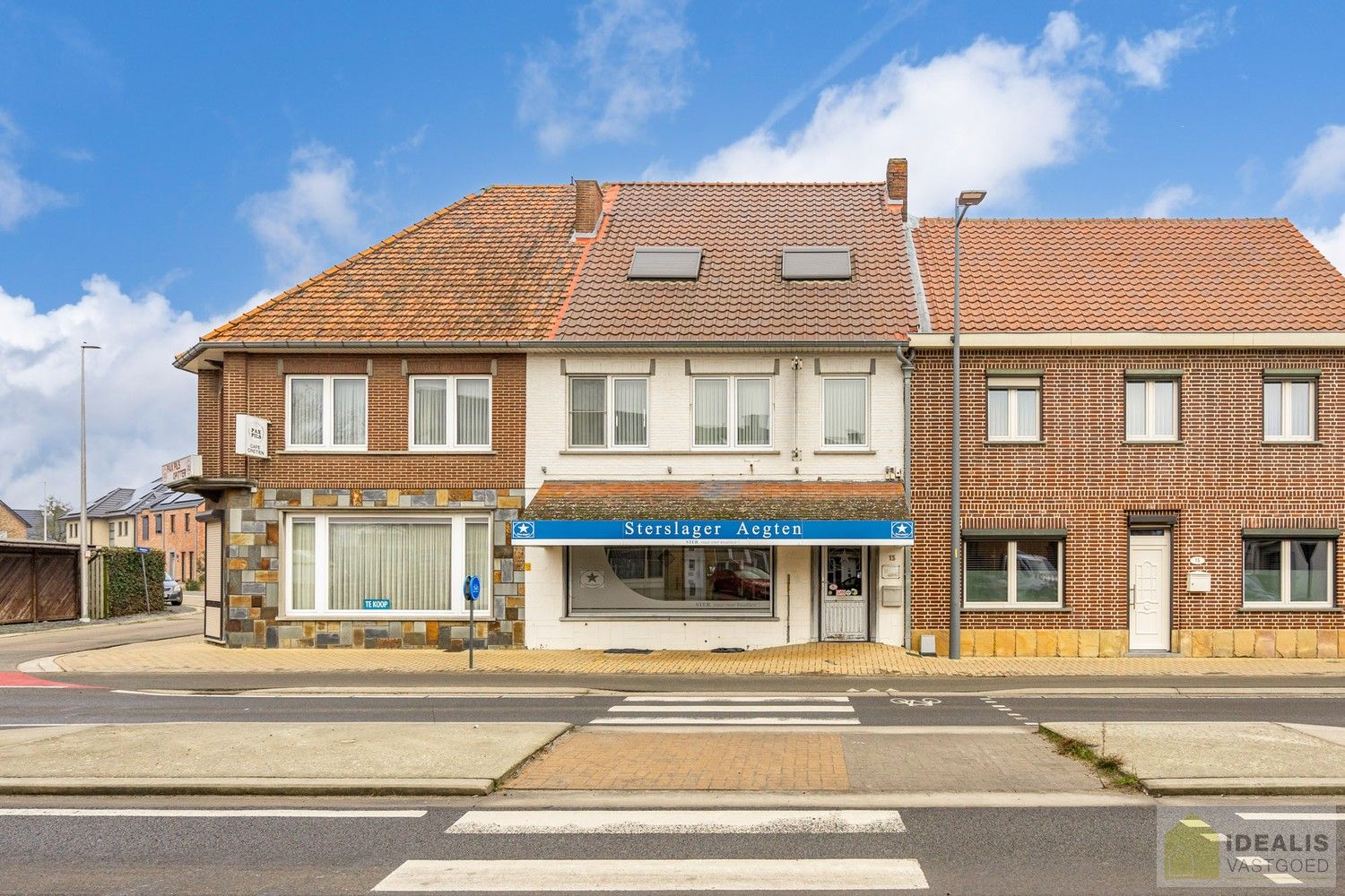 IDEALIS VASTGOED - Aangenaam instapklaar duplexappartement met winkelruimte/werkatelier te Opitter, Bree. Dit ruime duplexappartement omvat +-140 m² netto bewoonbare oppervlakte. Dit multifunctionele pand biedt tal van mogelijkheden dankzij de winkelruimte/het werkatelier van maar liefst +-200m² die vroeger dienst deed als slagerij. Uiterst geschikt voor kandidaten op zoek naar een instapklare woonruimte mét handelsruimte op een gunstige locatie midden in hartje Opitter, Bree! Mogelijkheid wijziging tot ééngezinswoning mits het verkrijgen van een omgevingsvergunning. foto 2