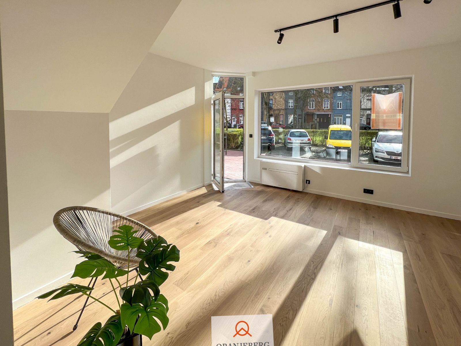 Lichtrijke handels-/ kantoorruime te koop te Sint-Amandsberg foto {{pictureIndex}}