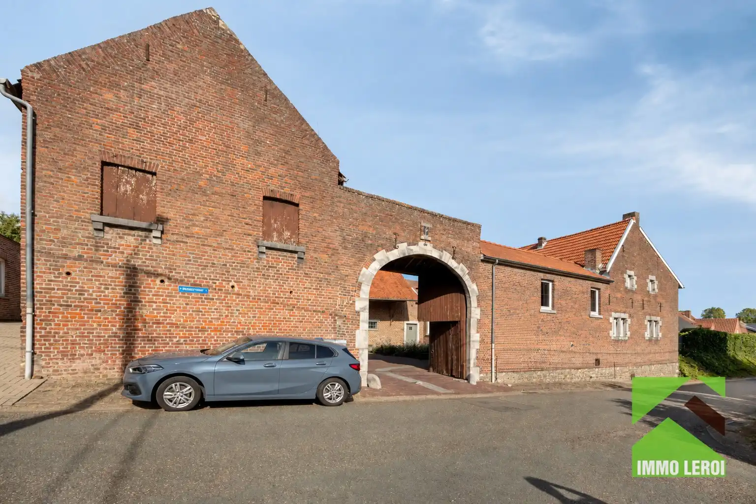 Hoofdfoto van de publicatie: Prachtige hoevewoning met binnenkoer, stalling en tuin in Haspengouwse vierkantshoeve