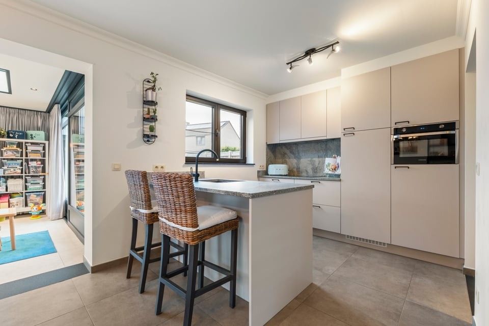 GEZELLIGE INSTAPKLARE GEZINSWONING MET 3 SLAAPKAMERS EN GARAGE IN KOZEN foto 11