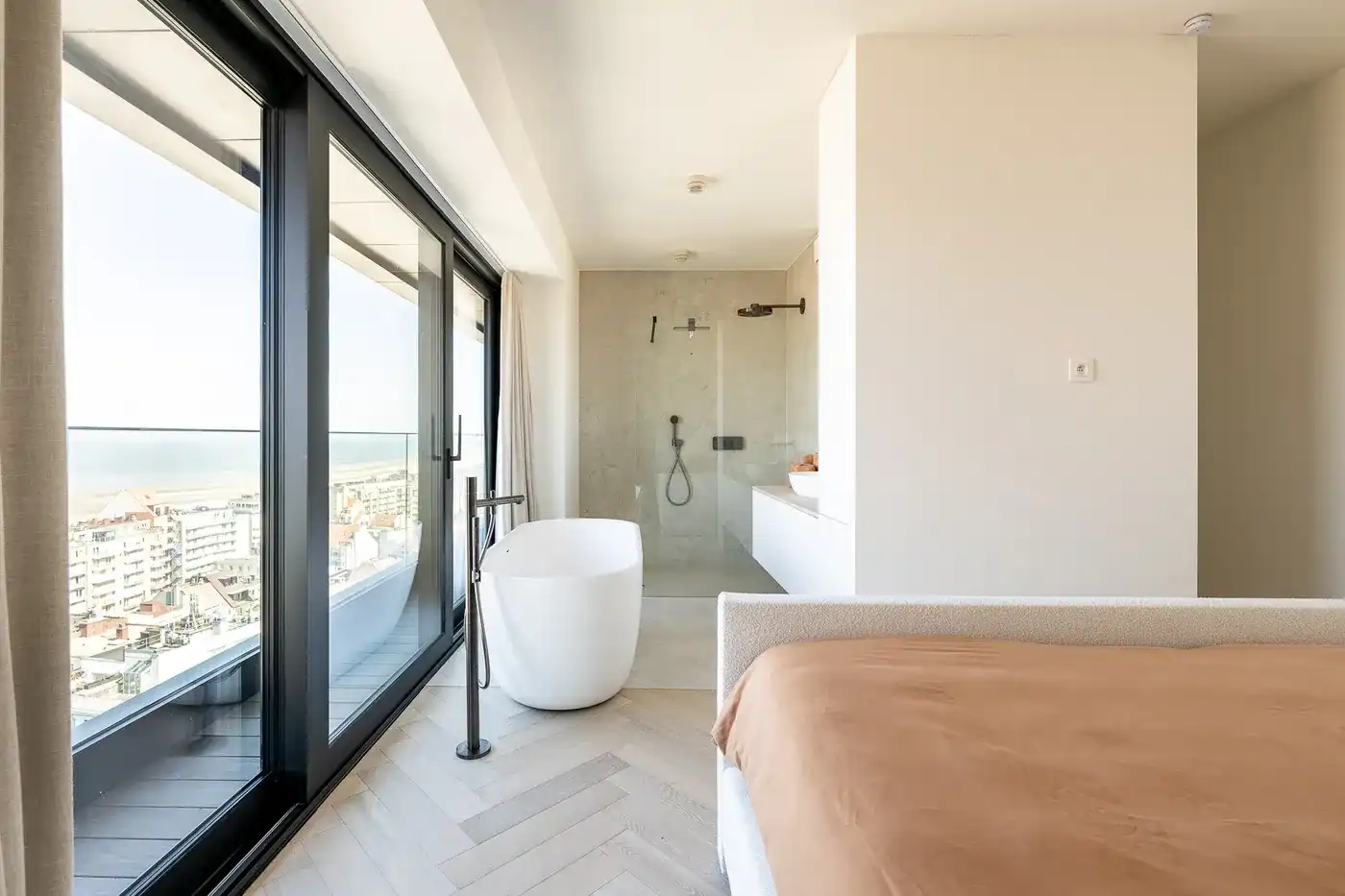 Fenomenaal afgewerkt hoek-appartement op de 15de verdieping van de Heldentoren met zicht op Zee, Knokke en omstreken. foto 14