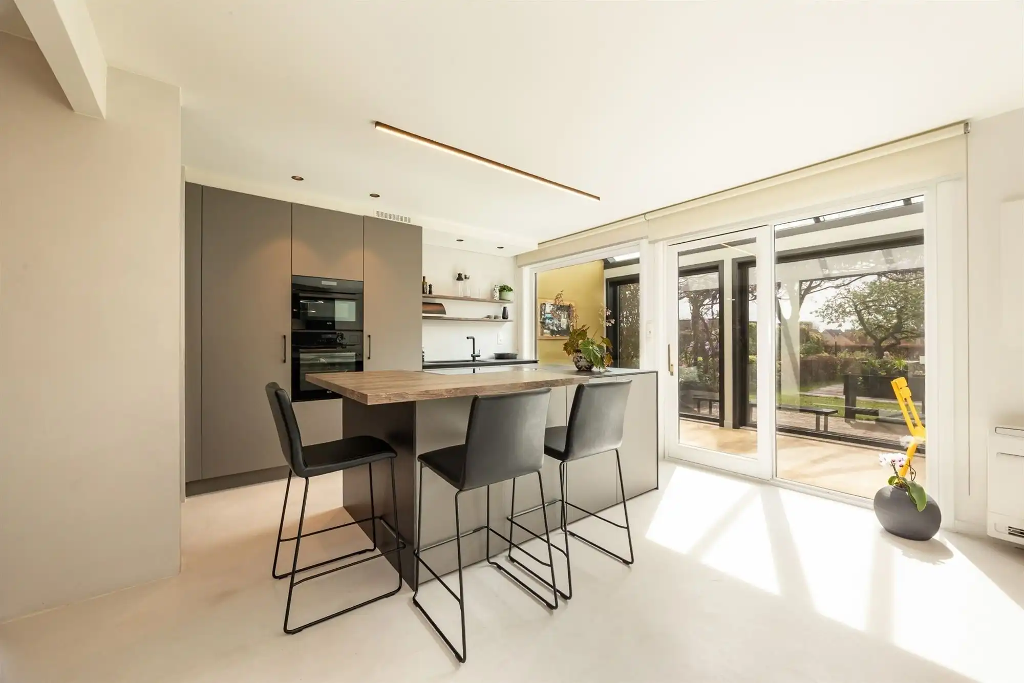 Instapklare en vrijstaande gezinswoning met 3 slpk. en een ruime tuin foto 13