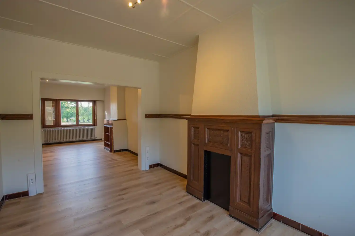 Gerenoveerde halfopen bebouwing met 3 slaapkamers, tuin en 2 autostaanplaatsen! foto 5