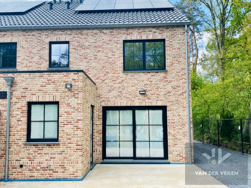 Uitzonderlijk mooi gelegen halfopen bebouwing. foto 2
