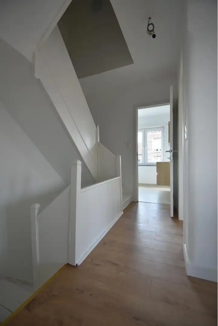 Fris en luchtig gerenoveerde woning met drie slaapkamers, terras, en garage, inbegrepen de stroom via zonnepalen.  foto 22