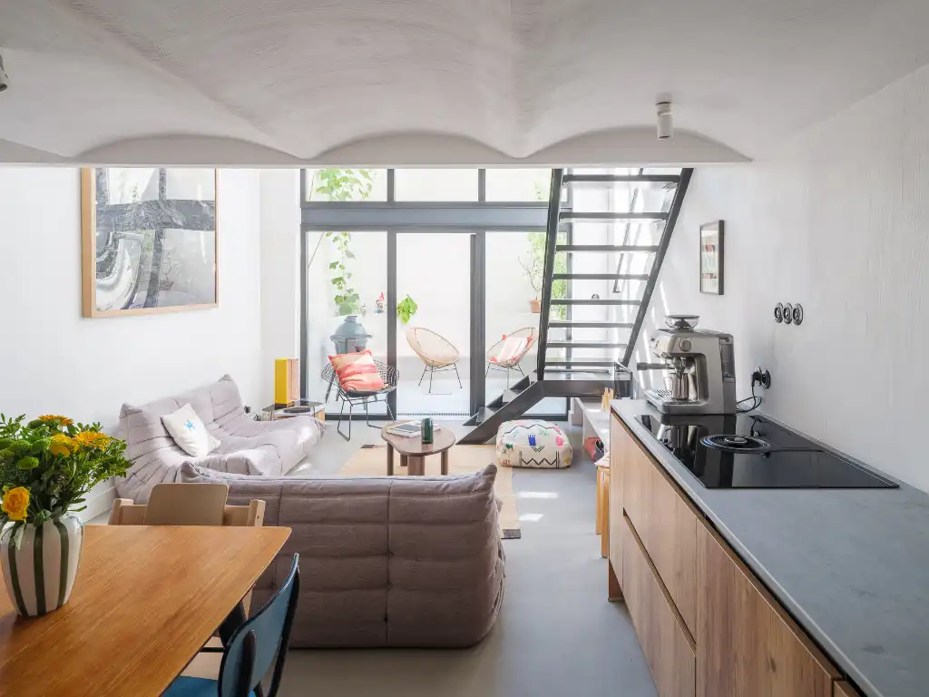 Karaktervolle burgerwoning die baadt in natuurlijk licht, met drie slaapkamers en een aangename buitenruimte op enkele stappen van het historische centrum. foto 2