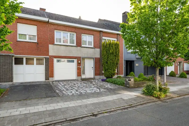 Kloeke te renoveren stadswoning met 4 slaapkamers, inpandige garage in centrum Kortrijk TE KOOP foto 2