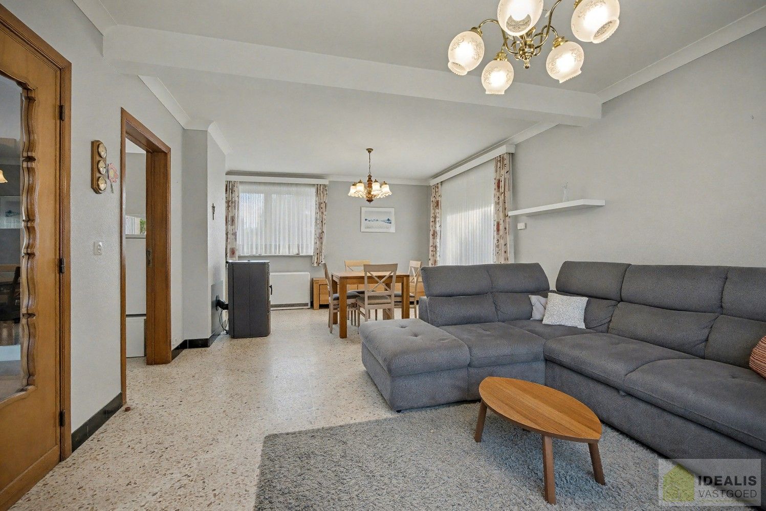 IDEALIS VASTGOED - Nabij het groen gelegen woning met een bewoonbare oppervlakte van + -125m² op een perceel van 7a59ca! Het betreft een zeer centraal gelegen woning t.o.v. grote steden als Leuven, Brussel, Antwerpen en Hasselt die vlot bereikbaar zijn door de nabijheid van de E313 en E314. Uitermate geschikt voor kandidaten op zoek naar een te renoveren woning in de groene omgeving van Linkhout!! foto 4