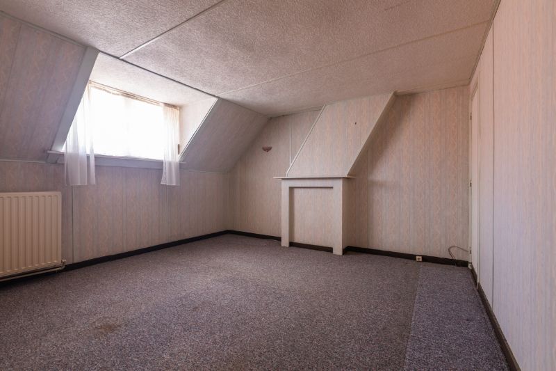 Rustig gelegen, ruime te moderniseren woning met tuin, garage en  bijgebouw van +/- 60m²  ....(kijkt uit op de velden). foto 18