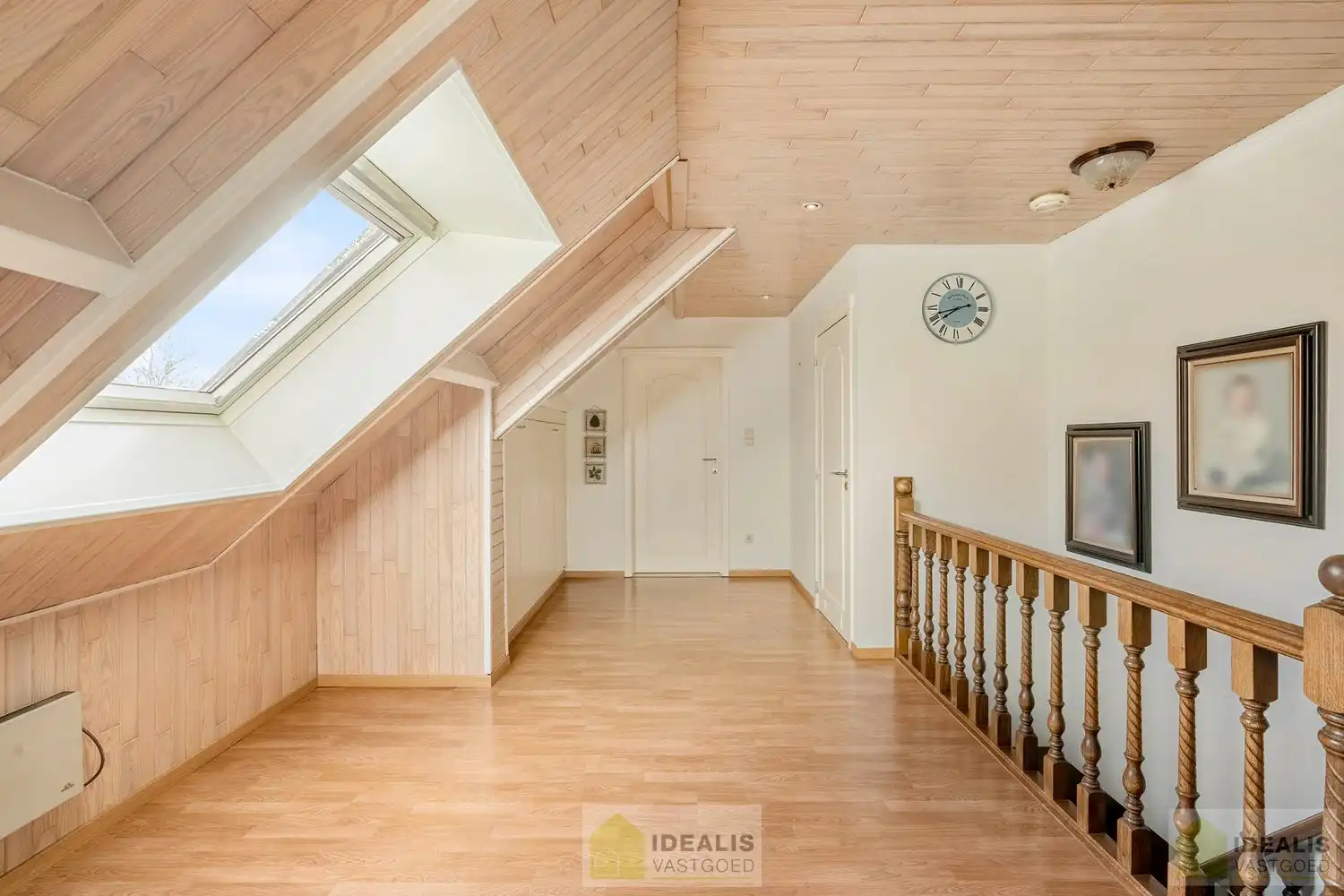 IDEALIS VASTGOED – ROYALE, INSTAPKLARE EN ZEER GOED ONDERHOUDEN GEZINSWONING OP EEN RUIM EN RUSTIG PERCEEL VAN 44A 33CA MET 5 KNAPPE SLAAPKAMERS, HEERLIJKE VERANDA, VRIJSTAANDE GARAGE EN 32 ZONNEPANELEN MÉT CERTIFICATEN ÉN ZONNEBOILER - De woning omvat maar liefst +- 265m² bewoonbare oppervlakte met ruime woonkamer, uitgeruste keuken, 5 slaapkamers, badkamer, vrijstaande garage én 32 zonnepanelen. De woning is rustig gelegen op een perceel met een opp. van 44a 33ca. foto 26