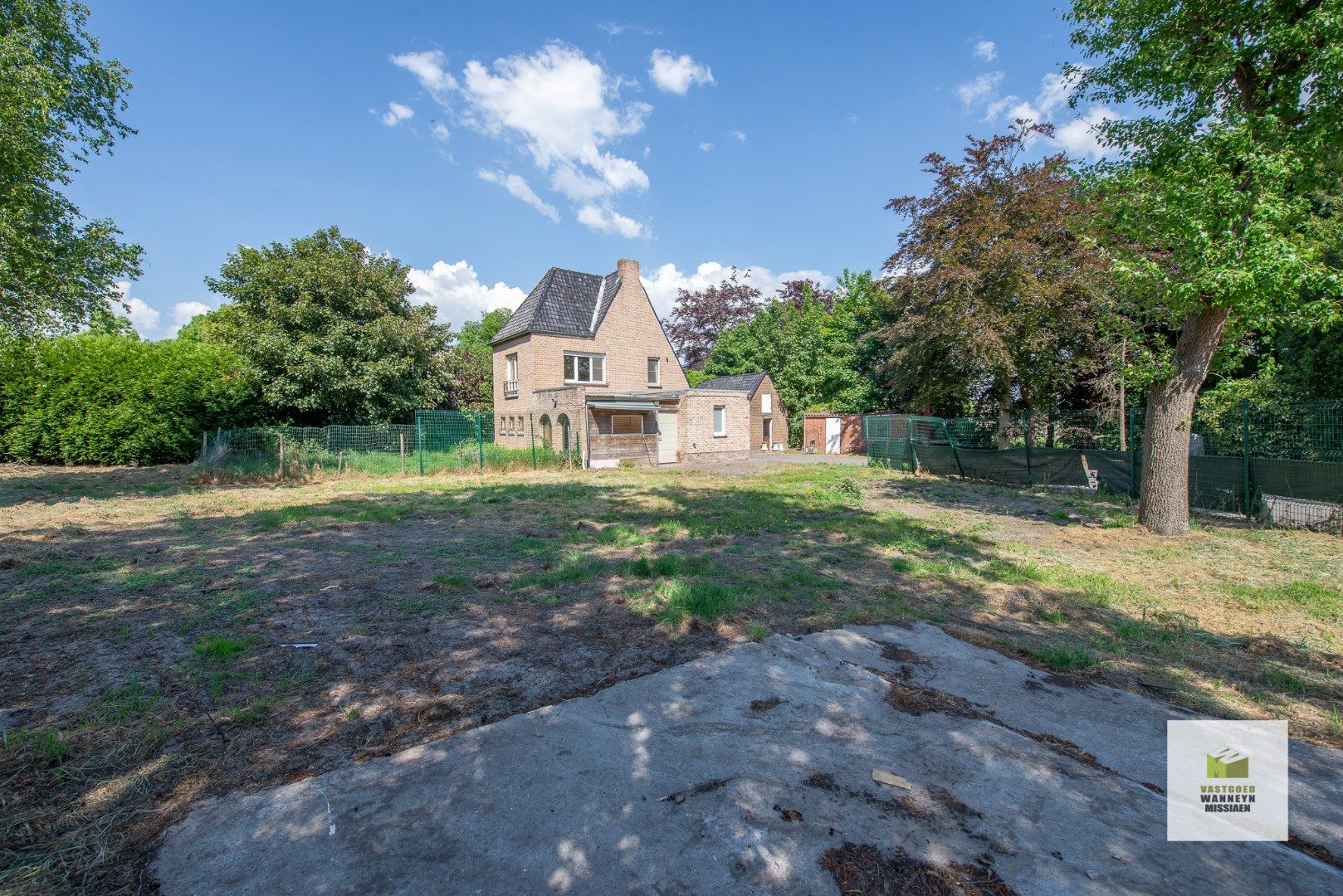 Hoeve met 2 varkensstallen en 1 hangar op 3.869 m2 foto 3
