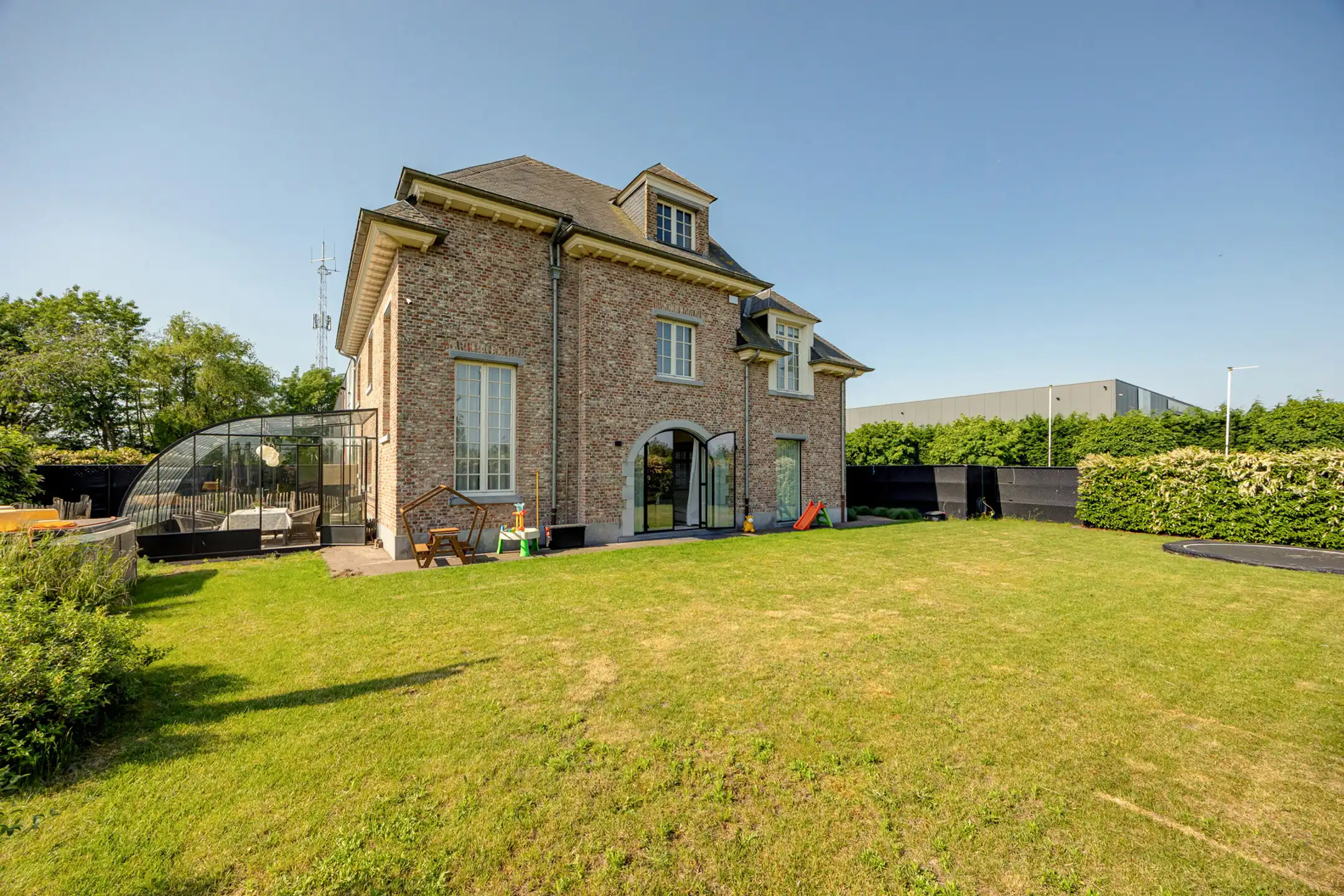 Magazijn met showroom, kantoren en prachtige woning te koop foto 3