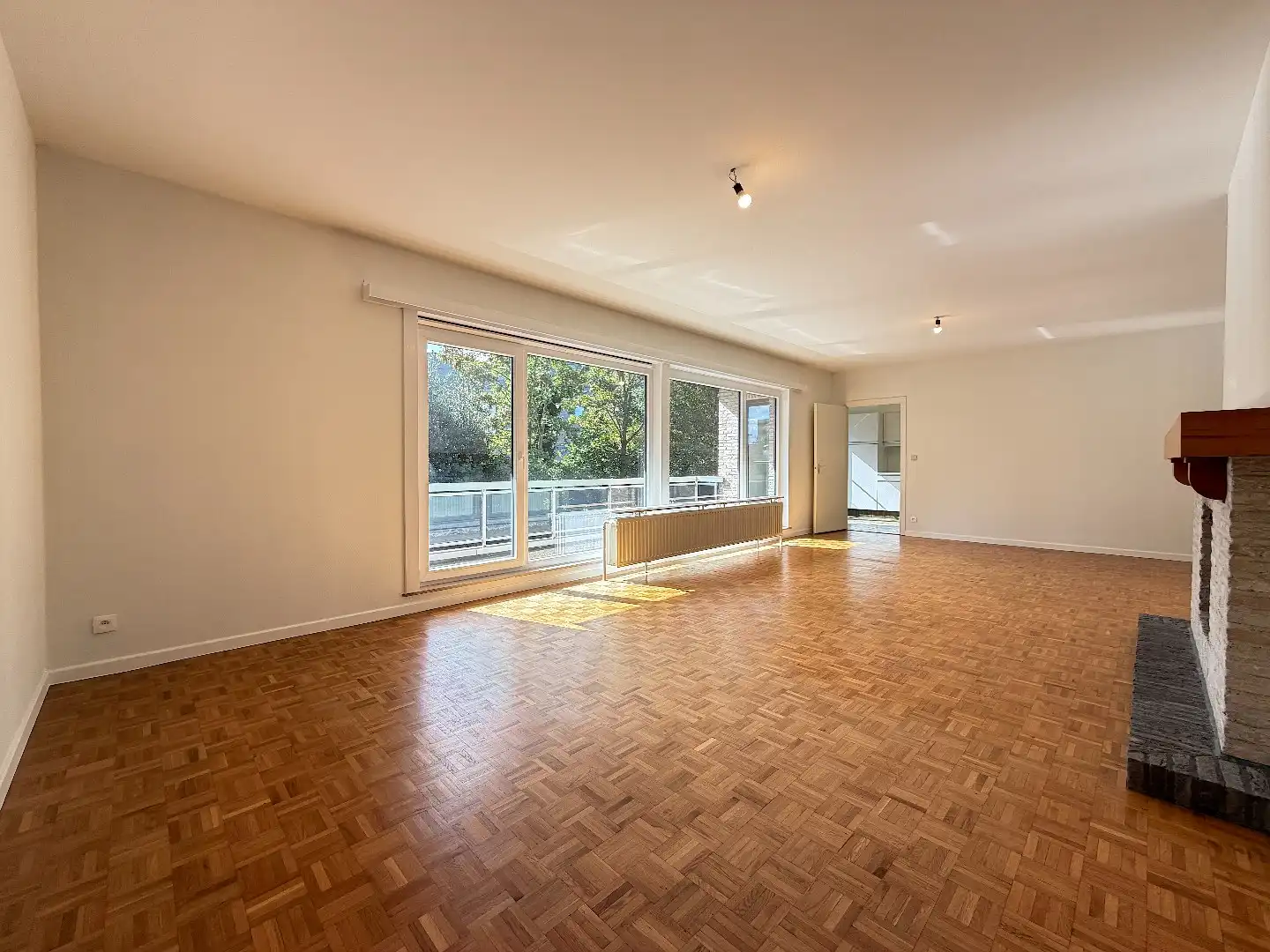 Lichtrijk 3-slaapkamerappartement met garage foto 4