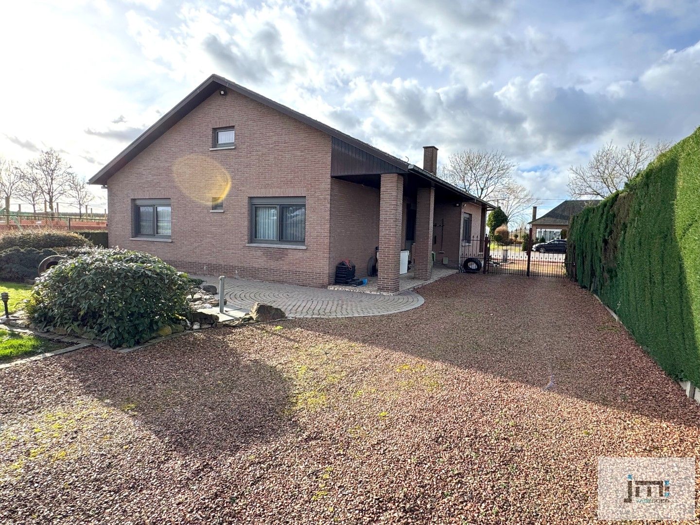 Goed onderhouden woning met ruime garage en carport foto 14