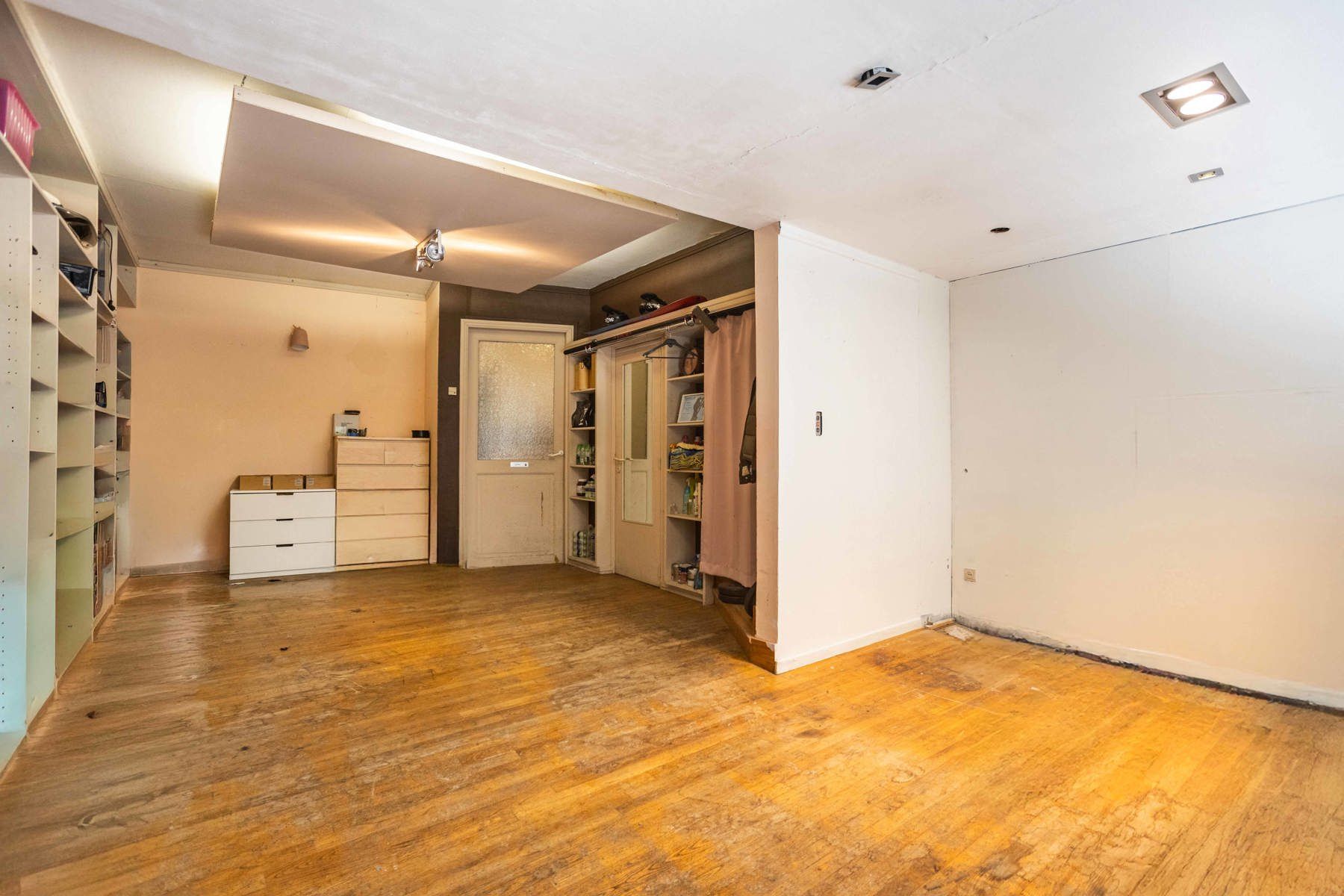 Handelspand met stijlvol appartement vlakbij station foto 11