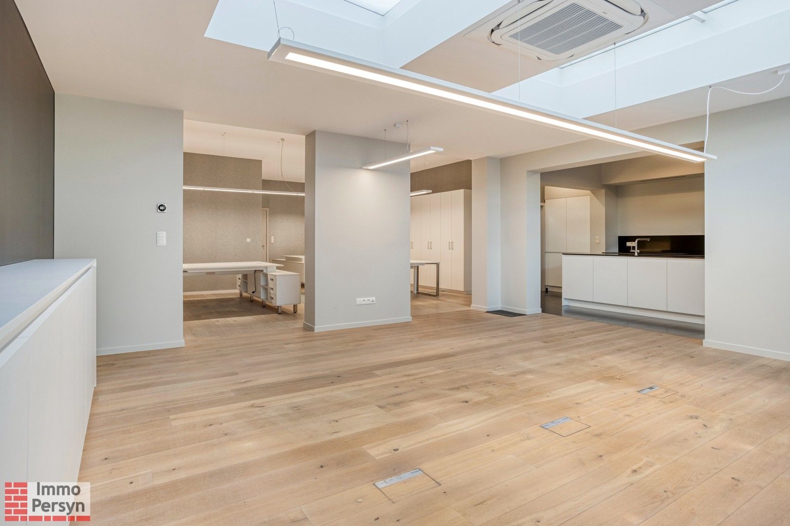 Modern en ruim kantoor. Tuin. 2 staanplaatsen. foto 12