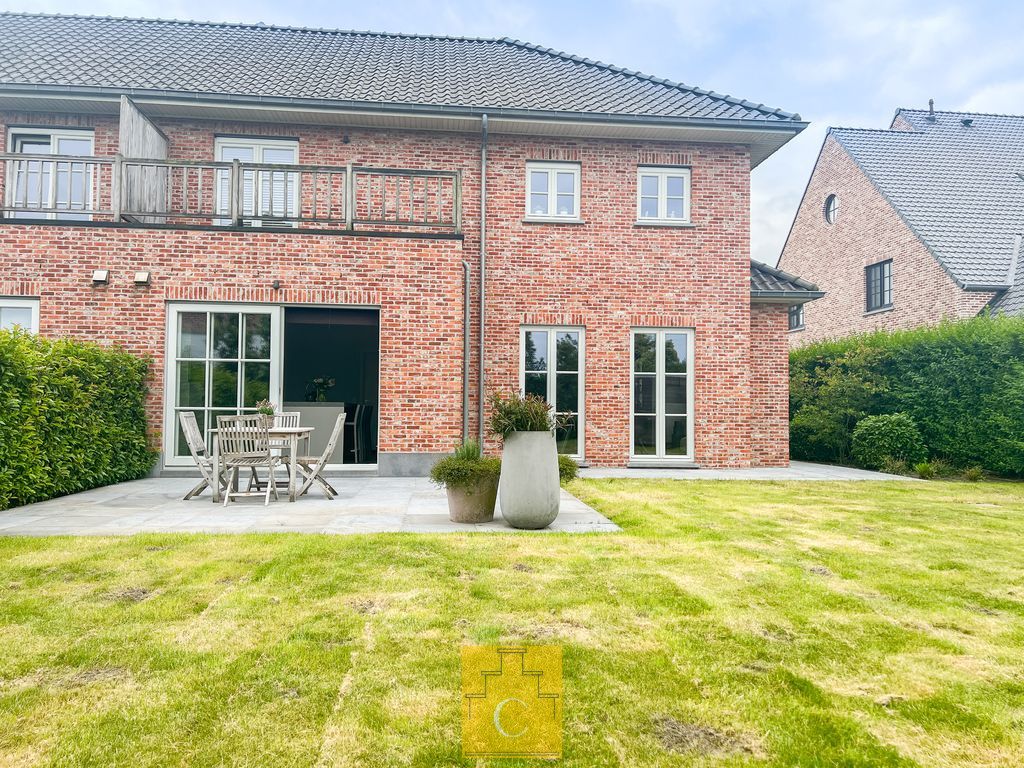 instapklare half open woning met garage en zonnige tuin foto 2