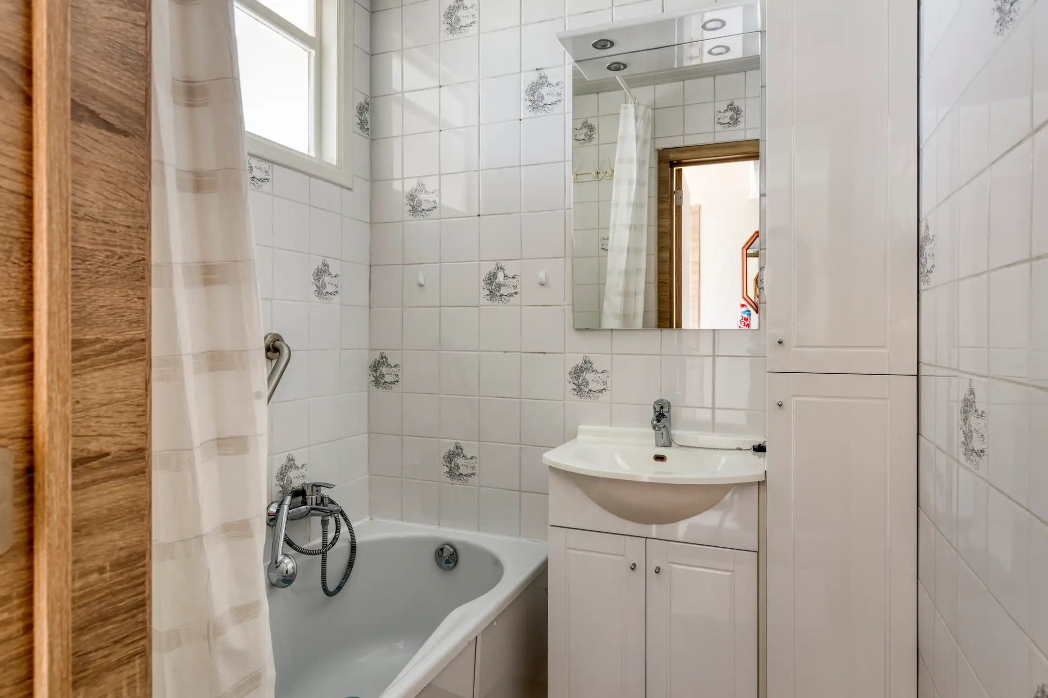Ruime 3-gevelwoning met 4 slaapkamers en tuin te koop foto 8