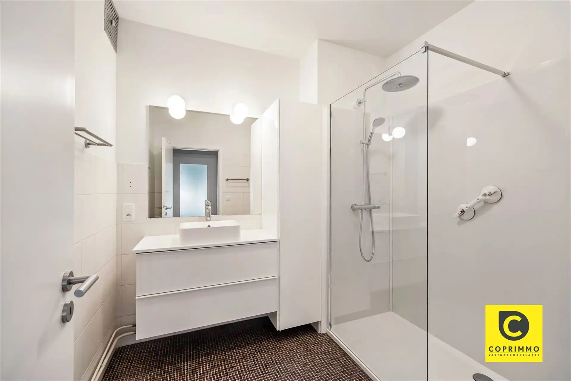 Ruim, instapklaar 3-slaapkamer appartement in Wilrijk foto 10