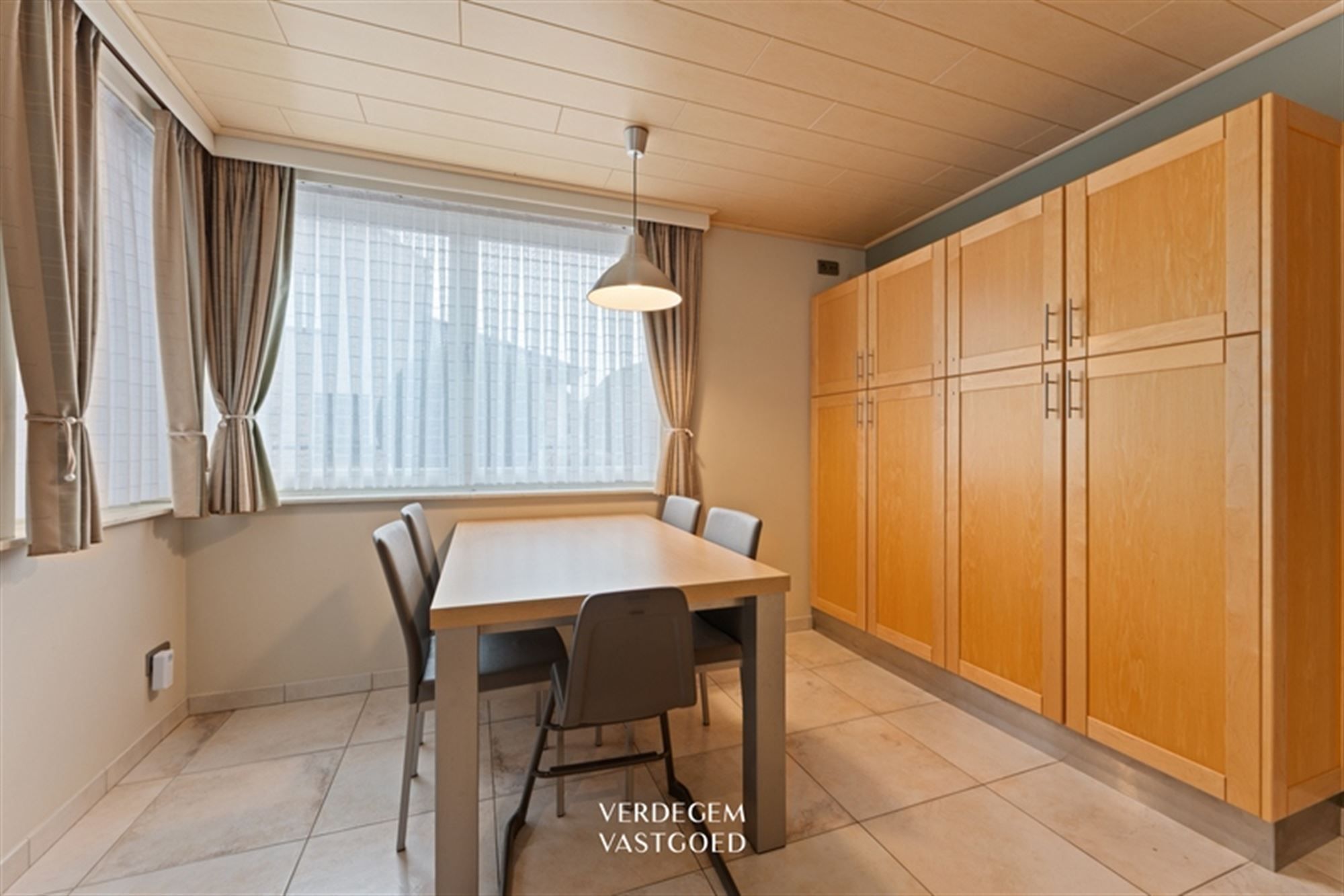 Woning op toplocatie in landelijke stijl met 5 slaapkamers en zonnige tuin foto 11