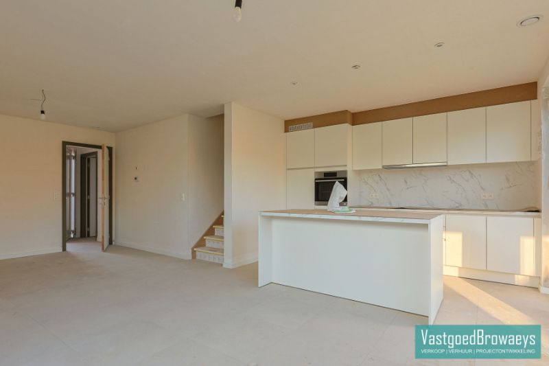 HOB met garage en zonrijke tuin nabij tal van verbindingswegen foto 10