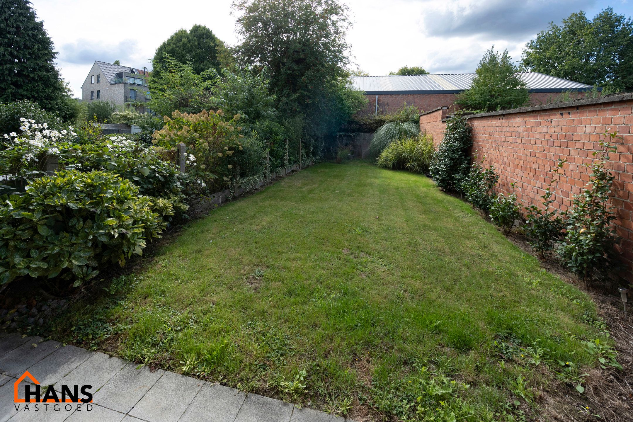 Gerenoveerd gelijkvloers appartement met 2 tuinen en garage. foto 7