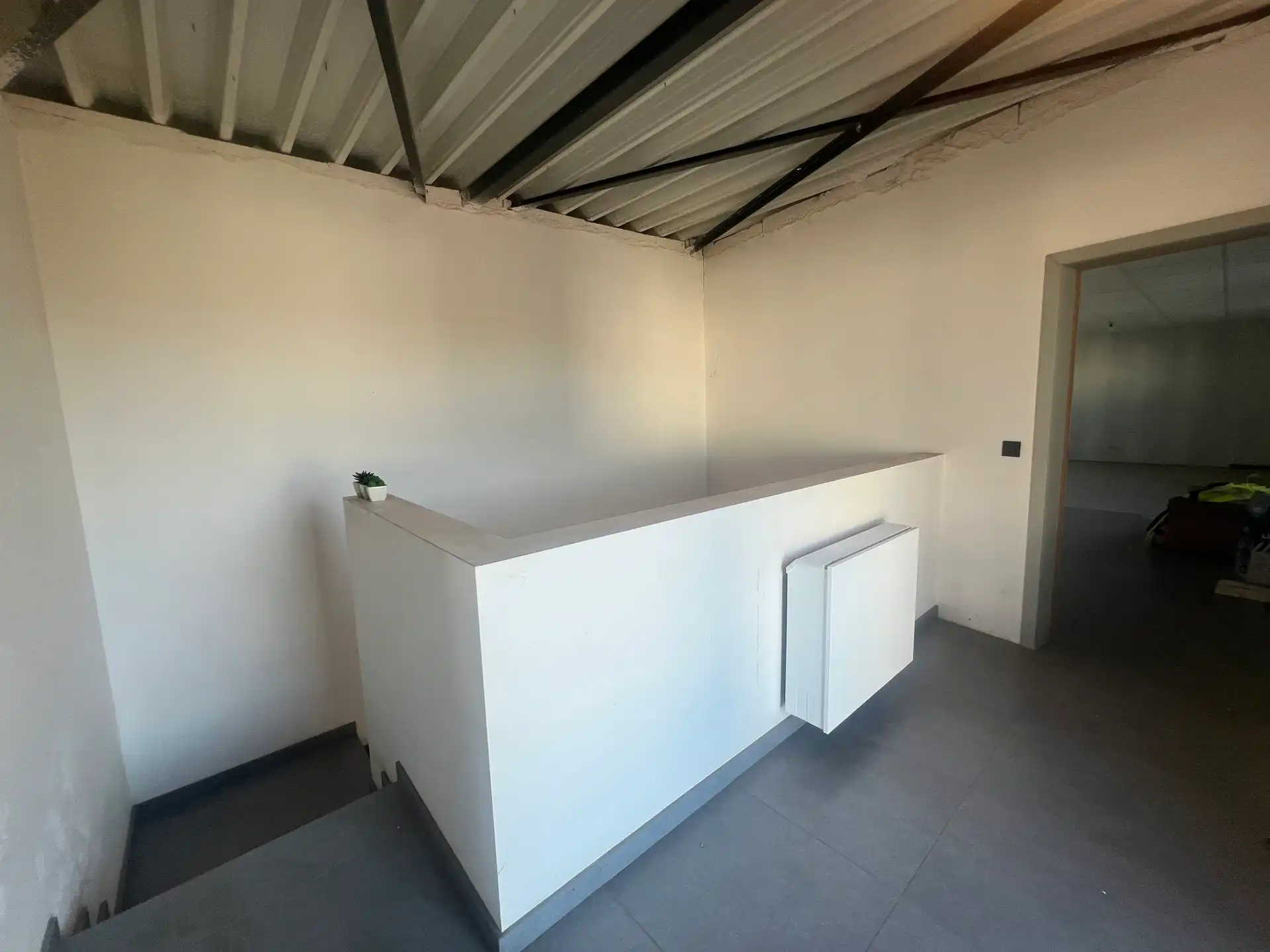 MULTIFUNCTIONEEL BEDRIJFSGEBOUW MET APPARTEMENT EN BUITENTERREIN foto 12