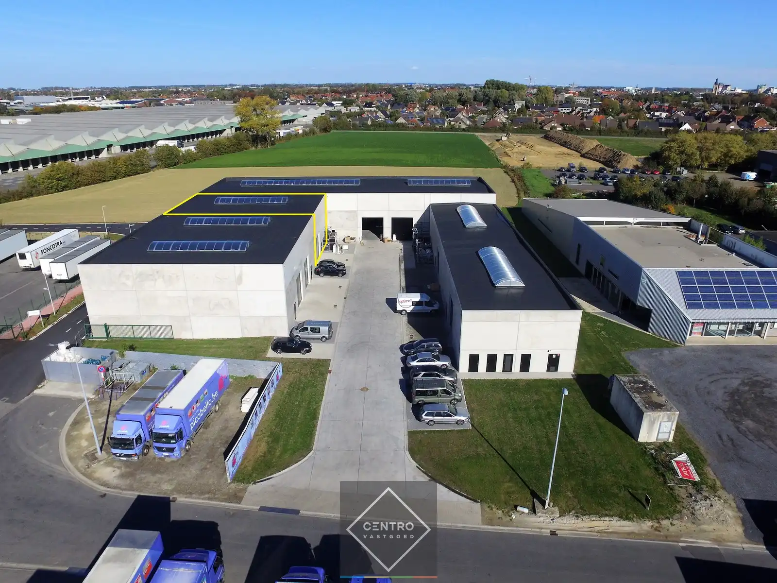 Instapklaar HOOG (7,85 m) MAGAZIJN (± 362 m²) met elektrische sectionaalpoort, toilet en 2 private parkeerplaatsen voor de deur. foto {{pictureIndex}}