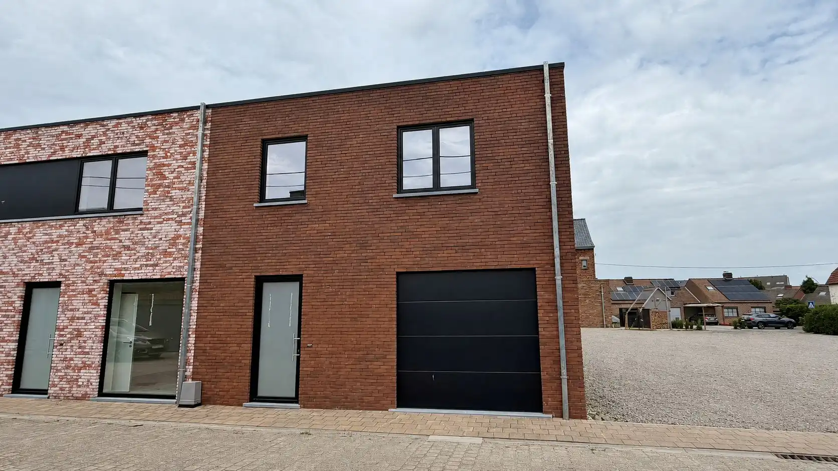 Energiezuinige instapklare woning met garage en tuin, rustig en heel centraal gelegen ( 6% BTW )  foto {{pictureIndex}}