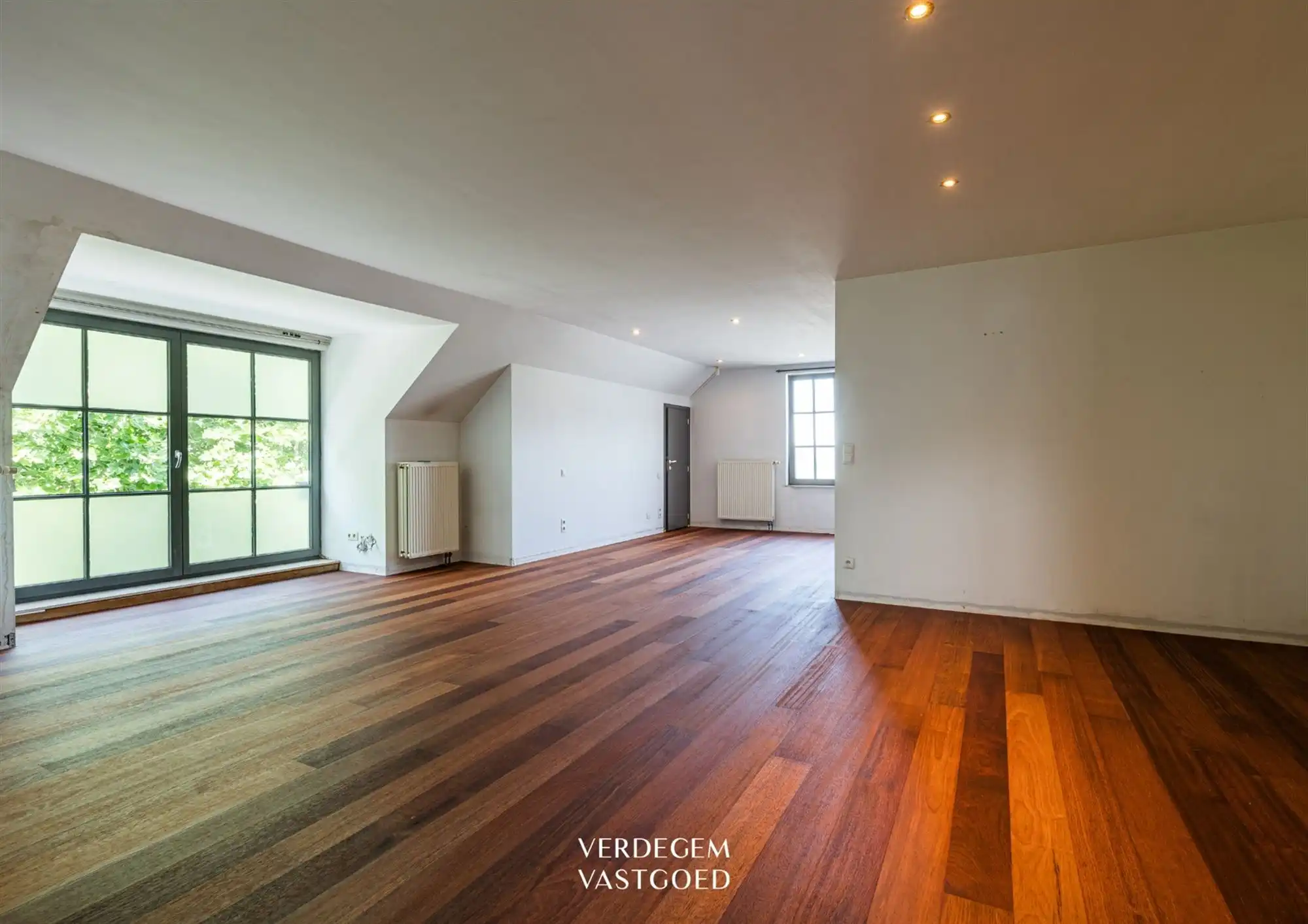 Uiterst commercieel gelegen handelspand met woonst voor horeca of kantoren foto 21