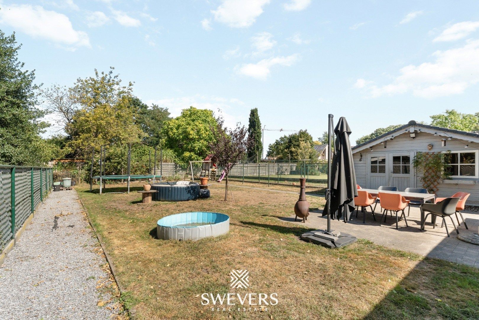 Ruime open bebouwing met nieuwe keuken en veranda foto 27