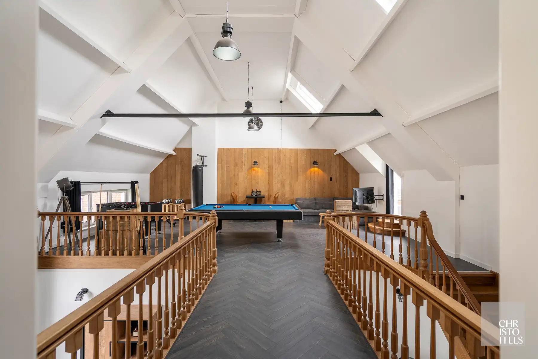 Uitzonderlijk ruime (440m²!) en volledig gerenoveerde woning met commerciële topligging en tal van mogelijkheden in Lanaken! foto 29