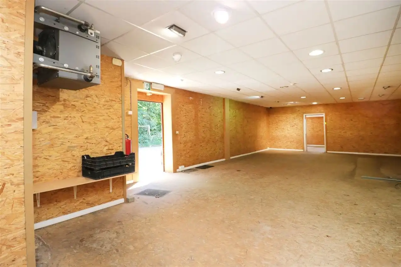 handelszaak met magazijn op zeer zichtbare locatie foto 15