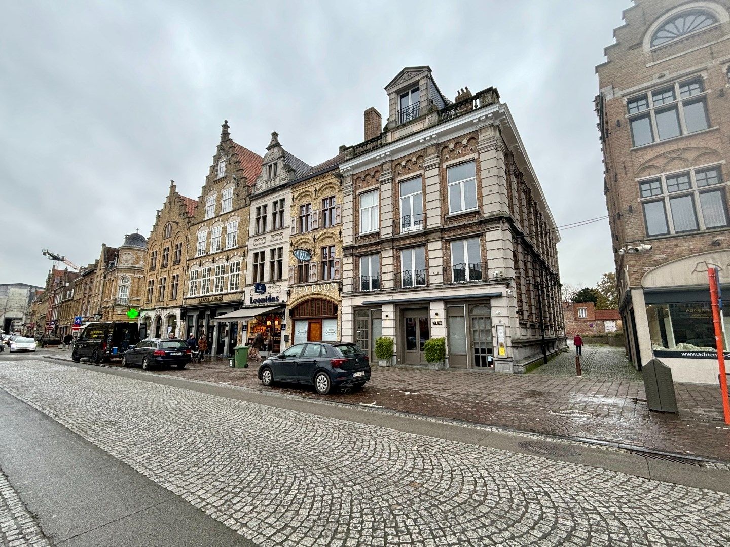 DUPLEX APPARTEMENT MET 3 SLAAPKAMERS OP DE GROTE MARKT VAN IEPER foto {{pictureIndex}}