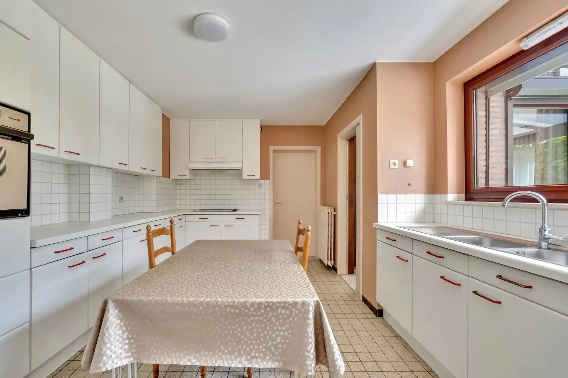 Ruime gezinswoning met 3 slaapkamers, garage en tuin foto 5
