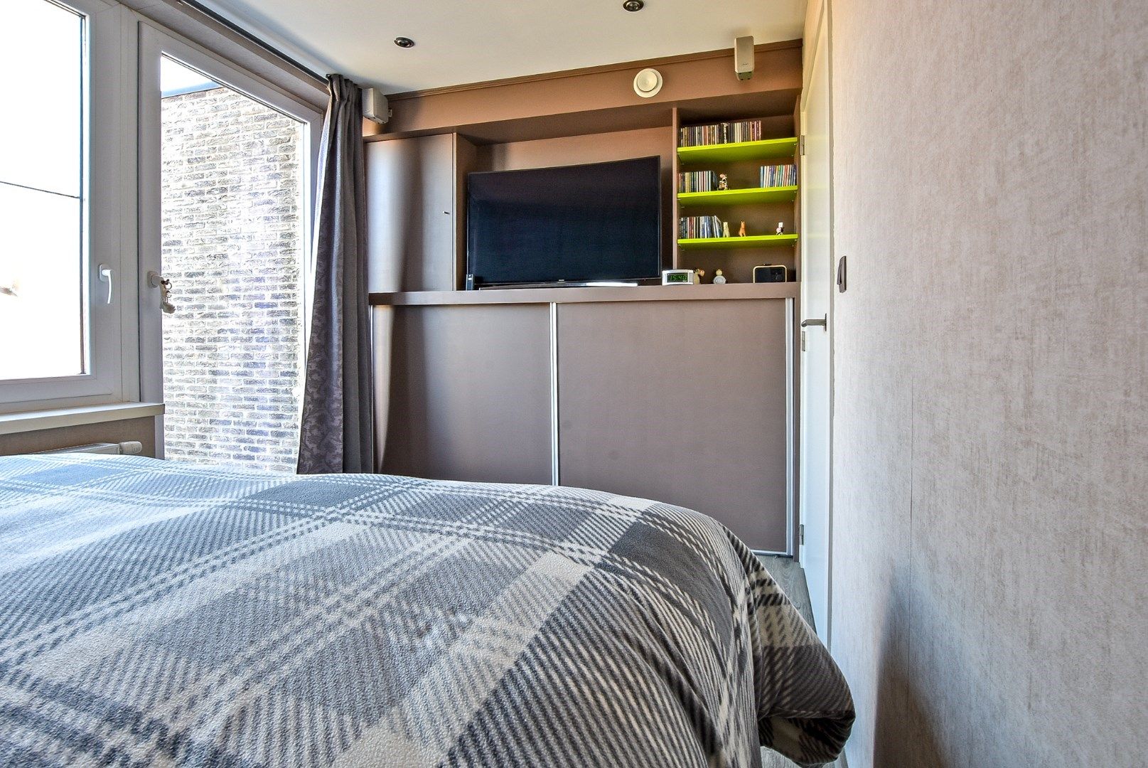 Stijlvol gerenoveerde woning met 4/5 slaapkamers en 2 garages te Diksmuide! foto 15