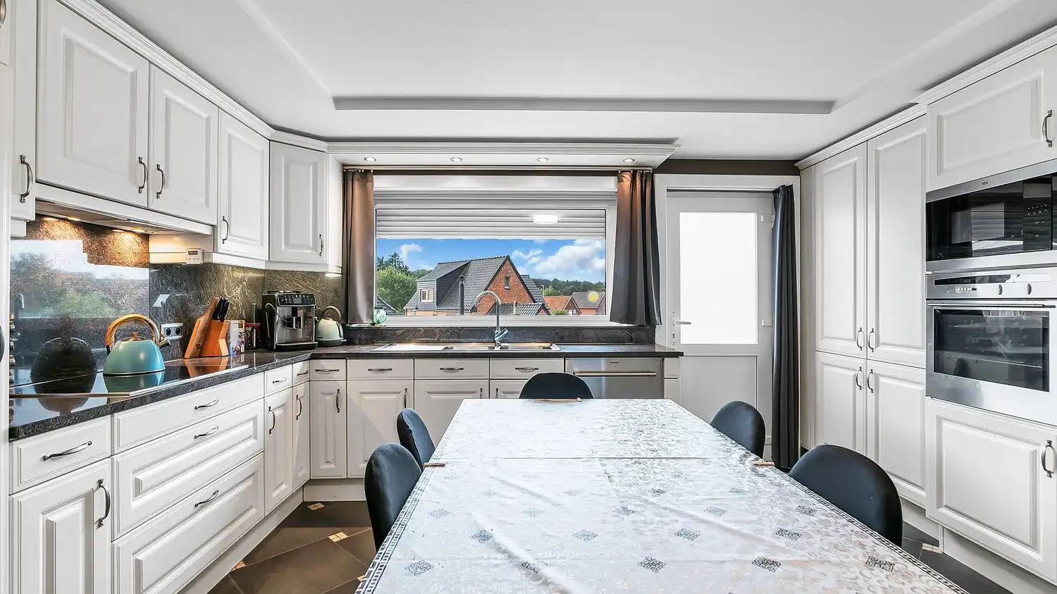 Ruime gezinswoning met 3 slaapkamers + bureel/slaapkamer en mogelijkheid tot extra slaapkamers op zolder foto 7