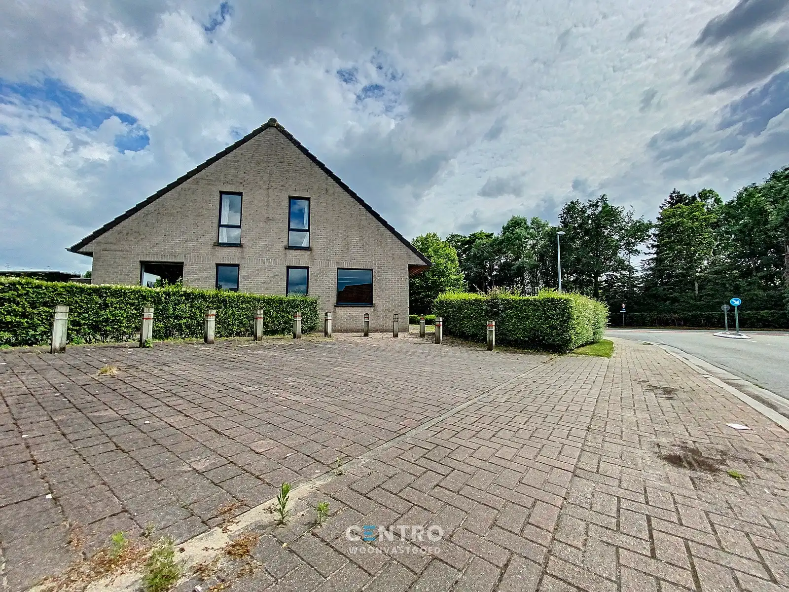 Vrijstaande VILLA (430m²) op een hoekperceel van ± 1.200 m² op invalsweg Roeselare (vlakbij de ring R32). Ook ideaal als KANGOEROEWONING. foto 14